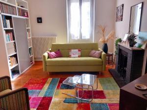 Una sala de estar con un sofá y una chimenea. en Les Sables d'Olonne - Arago - Le 16, en Les Sables-dʼOlonne