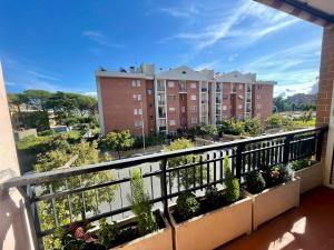 un balcone con piante e edifici sullo sfondo di Casa BERTO Anagnina a La Romanina