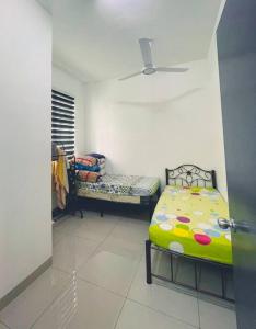 Postel nebo postele na pokoji v ubytování Homestay Teratak Cinta