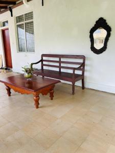 Χώρος καθιστικού στο Lake Side Bliss