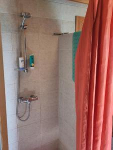 una ducha con cabezal de ducha en un baño en Coazy cabin with sauna, en Trysil 11 fotos más