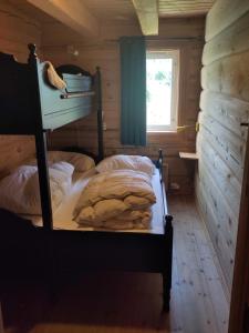 Un dormitorio con una litera en una cabaña de madera en Coazy cabin with sauna, en Trysil