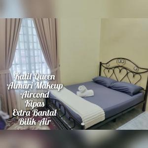 Postel nebo postele na pokoji v ubytování Homestay Teratak Ibunda