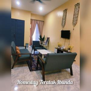 TV a/nebo společenská místnost v ubytování Homestay Teratak Ibunda