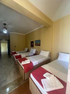Ліжко або ліжка в номері Hotel Vlora