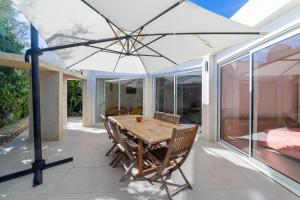 Patio lub wspólna przestrzeń na świeżym powietrzu w obiekcie VILLA BORD DE MER 6 COUCHAGES AVEC JARDIN ET GARAGE