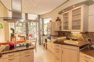 a kitchen with a sink and a counter top at Ferienwohnungen Vogelnest zentral in Mühlhausen mit Pool in Mühlhausen