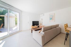Telewizja i/lub zestaw kina domowego w obiekcie VILLA BORD DE MER 6 COUCHAGES AVEC JARDIN ET GARAGE