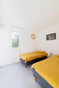 Łóżko lub łóżka w pokoju w obiekcie VILLA BORD DE MER 6 COUCHAGES AVEC JARDIN ET GARAGE
