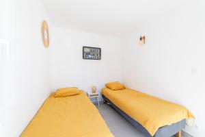Łóżko lub łóżka w pokoju w obiekcie VILLA BORD DE MER 6 COUCHAGES AVEC JARDIN ET GARAGE