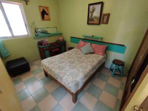 a small bedroom with a bed and a window at Departamento de 1 a 3 huéspedes in Tonanzintla