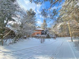 a snow covered road in front of a house at Studio im Haus Amselgarten in Kolonie Tannenhof