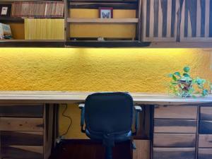 einen Schreibtisch mit einem schwarzen Stuhl, der darauf sitzt in der Unterkunft Private Villa By Andani in Cancún + 55 Fotos