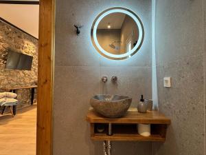 bagno con lavabo a ciotola e specchio di Grouspa Oiti a Oíti