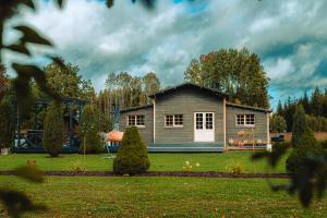 LieltirumiCiemiņos的田野中的房屋,有房子的院子