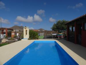 Warung في لاجاريس: مسبح كبير في ساحة مع بيت