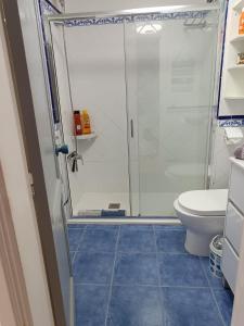 A bathroom at Casa del Mar Air-conditioned Apartment with Swimming Pools - Corralejo Playa