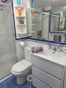 A bathroom at Casa del Mar Air-conditioned Apartment with Swimming Pools - Corralejo Playa