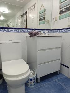 A bathroom at Casa del Mar Air-conditioned Apartment with Swimming Pools - Corralejo Playa