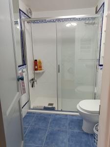 A bathroom at Casa del Mar Air-conditioned Apartment with Swimming Pools - Corralejo Playa