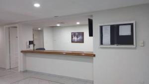 a white room with a bar in the middle at Hermoso Apto Playero con Piscina in Cumaná +73 photos