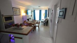 a living room with a table and a dining room at Hermoso Apto Playero con Piscina in Cumaná