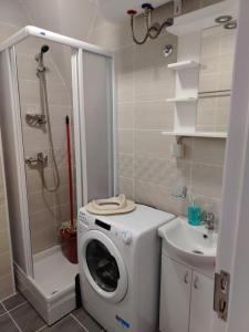 Kamar mandi di Djina 3 Divcibare