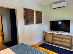 TV a/nebo společenská místnost v ubytování Metro Art Hotel