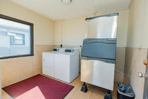 a kitchen with a washer and dryer and a window at Budget Inn Columbus in Lockbourne