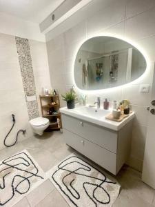Koupelna v ubytování Spacieux appartement neuf - France + 20 fotografií