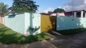 Ein Zaun mit einem Tor mit einem Schild. in der Unterkunft Casa Porto in Porto Seguro