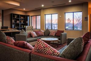 Posezení v ubytování Courtyard by Marriott Norman