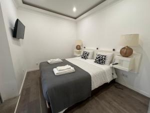 Postel nebo postele na pokoji v ubytování Sintra Design Apartment _ Castelo dos Mouros