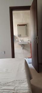 Foto dalla galleria di Cozy Private room in apartment in Ħal Safi, Malta a Safi