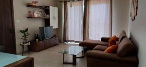 โทรทัศน์และ/หรือระบบความบันเทิงของ Cozy Private room in apartment in Ħal Safi, Malta