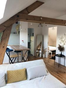 ein Wohnzimmer mit einer weißen Couch und einem Tisch in der Unterkunft Bel Appartement Moderne TOP emplacement pour 4Pers et 2ch in Montigny-lès-Metz