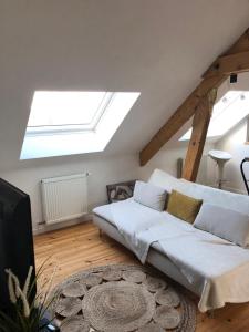 ein Wohnzimmer mit einer weißen Couch und einem Oberlicht in der Unterkunft Bel Appartement Moderne TOP emplacement pour 4Pers et 2ch in Montigny-lès-Metz