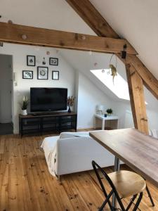 ein Wohnzimmer mit einem Bett und einem Tisch in der Unterkunft Bel Appartement Moderne TOP emplacement pour 4Pers et 2ch in Montigny-lès-Metz