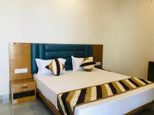 Postel nebo postele na pokoji v ubytování Kesariya Bagh Resort Pushkar
