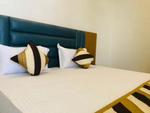 Postel nebo postele na pokoji v ubytování Kesariya Bagh Resort Pushkar