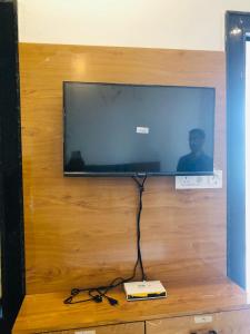 TV a/nebo společenská místnost v ubytování Kesariya Bagh Resort Pushkar