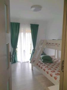 Ένα ή περισσότερα κρεβάτια σε δωμάτιο στο Housing VaduCrisului casa GenySa