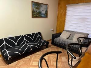 普耶韦Cabañas Lya的带沙发和椅子的客厅