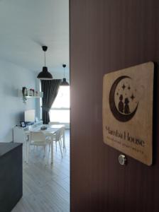 a door with a sign that reads kamin i house at Mamba House - 200 mt dal mare in Terracina +21 photos