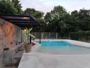 Bazén v ubytování Casa BOSQUE LUCIERNAGAS nebo v jeho okolí