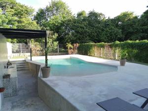 Bazén v ubytování Casa BOSQUE LUCIERNAGAS nebo v jeho okolí