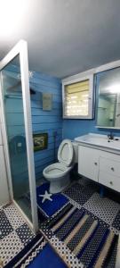 niebieska łazienka z toaletą i umywalką w obiekcie Balmy Hideout Cafe'& Homestay w mieście Ban Huai Kaeo +57 zdjęć