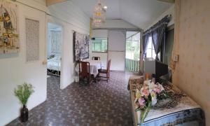 pokój ze stołem i jadalnią w obiekcie Balmy Hideout Cafe'& Homestay w mieście Ban Huai Kaeo