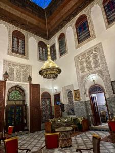 フェズにあるRiad Damia Suite & Spaのシャンデリアが備わる広い客室です。