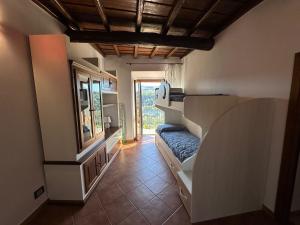 una camera con un letto e uno specchio a parete di La Civetta - Casa vacanze Orte a Orte